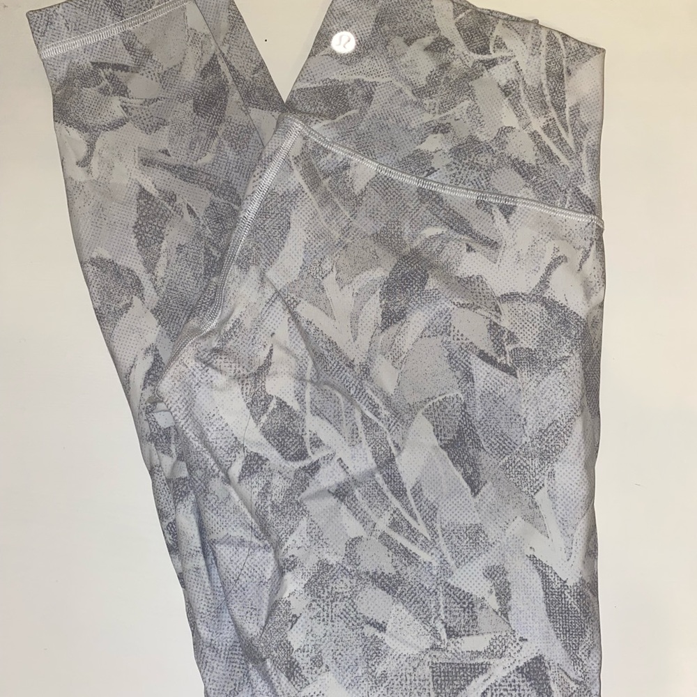Lululemon patterned wunder under leggings 28” size 6
